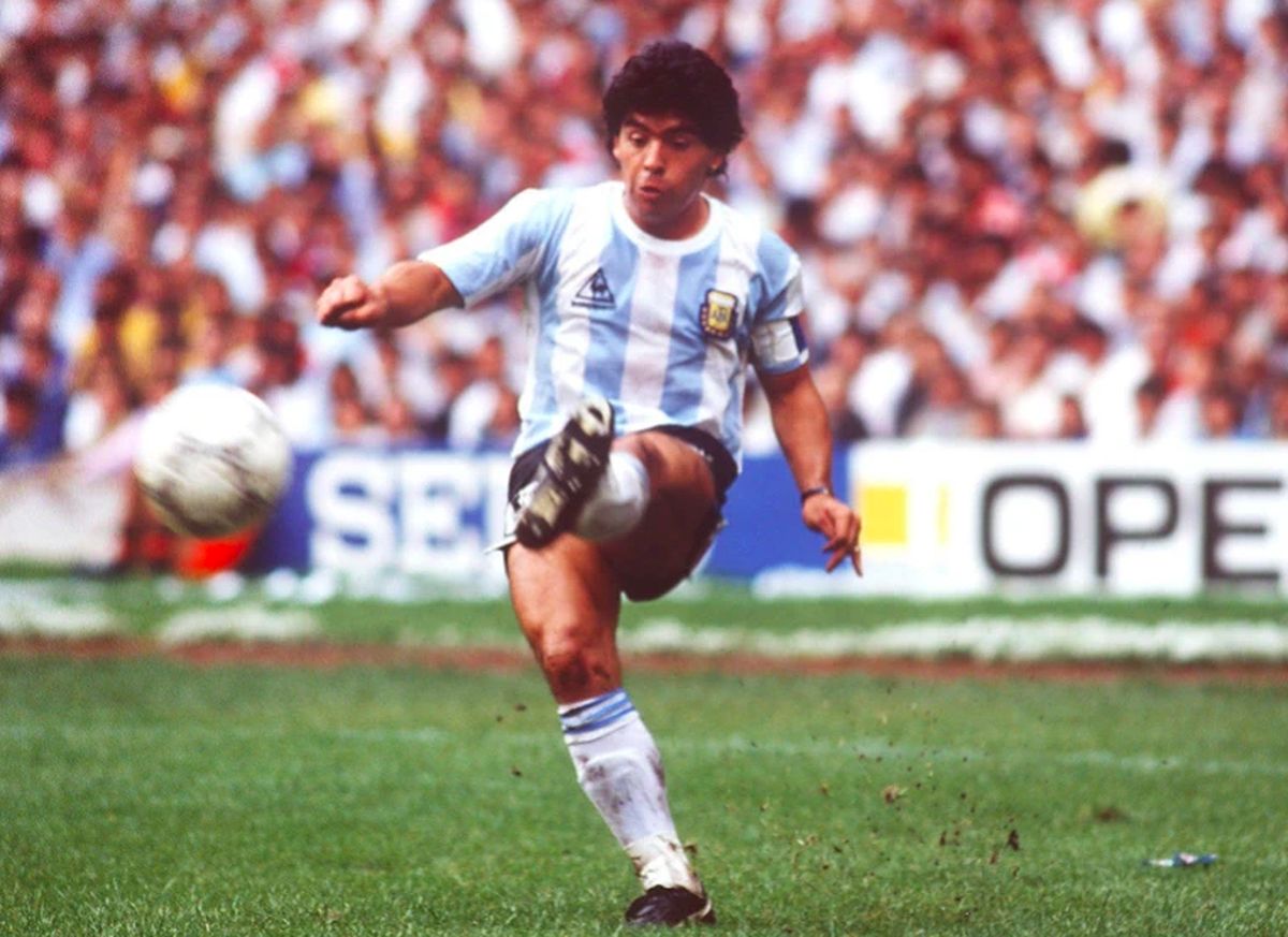 Diego Maradona - Cậu bé vàng