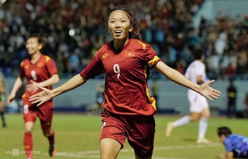 Huỳnh Như mừng bàn thắng tại SEA Games