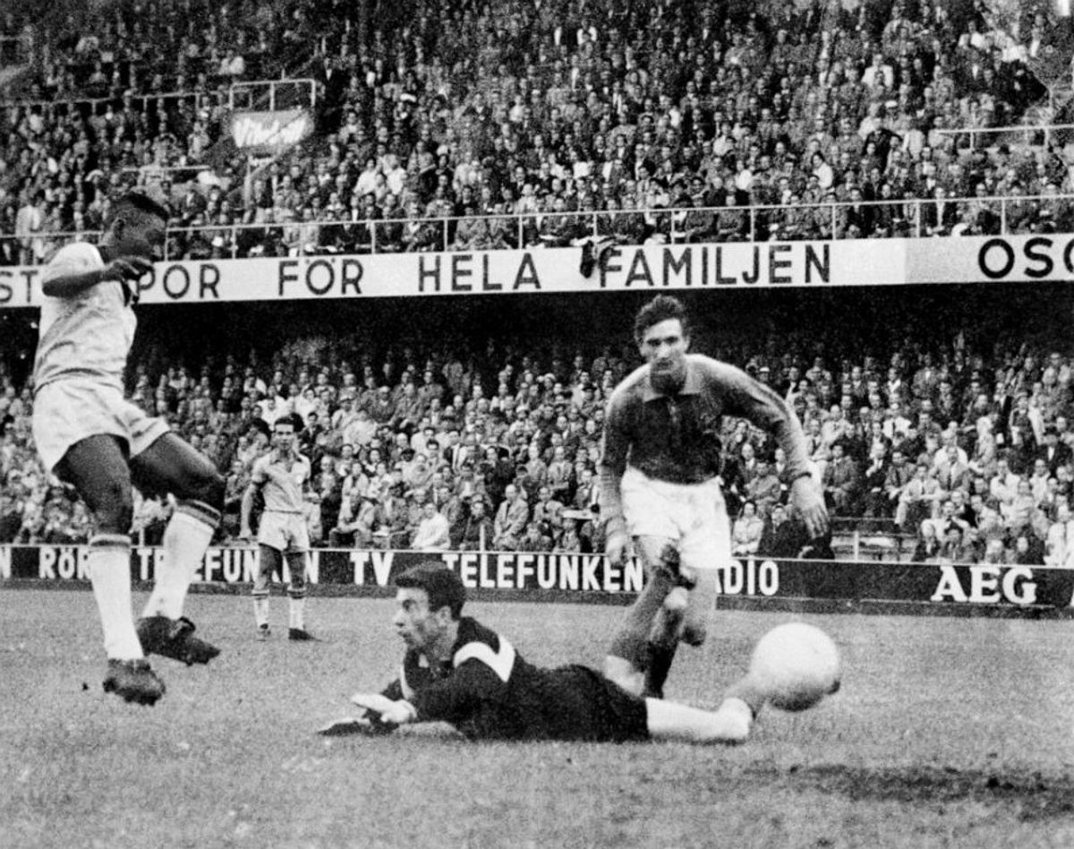 Pele ghi bàn vào lưới thủ môn Claude Abbes trong trận Brazil thắng Pháp 5-2 tại bán kết World Cup 1958.