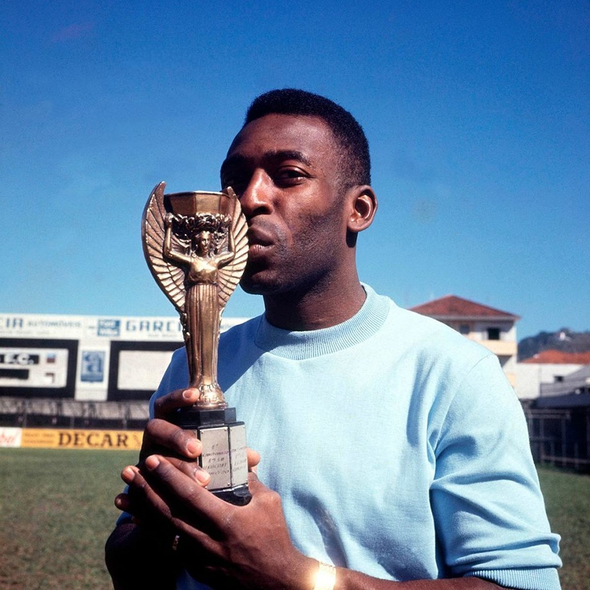 Pele hôn lên chiếc cup Jules Rimet - cup cho nhà vô địch World Cup 1970.