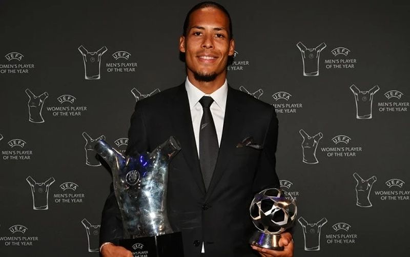 Van Dijk ẵm cúp đúp giải thưởng của UEFA