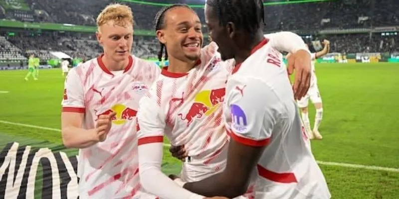 Mở rộng hàng thủ đối phương và lấy khoảng trống tấn công